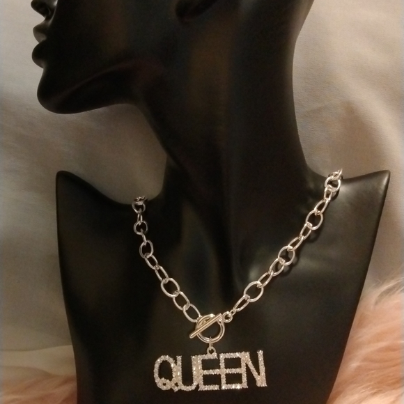 Charlotte & Anna Jewelry - QUEEN SILVERTONE TOGGLE NECKLACE! NEW